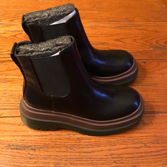 UO Betty Treaded Chelsea Boot - Picture 4 of 8